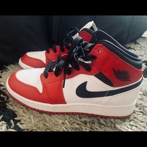 AIR JORDAN 1 MID GS “CHICAGO”